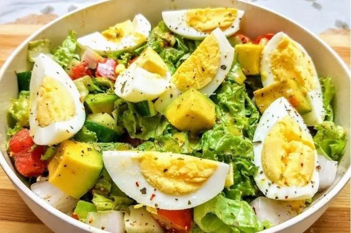 Salad bơ và trứng luộc. (Ảnh minh họa từ Internet)
