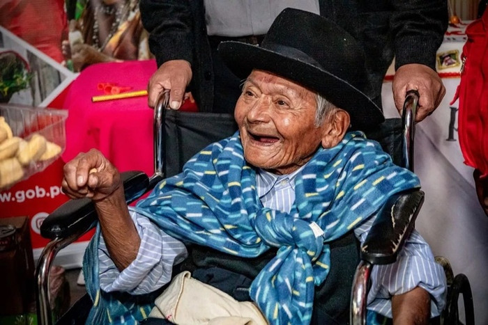 Người đàn ông sống thọ nhất thế giới, 125 tuổi thường xuyên ăn quả bơ. (Ảnh Jam Press)