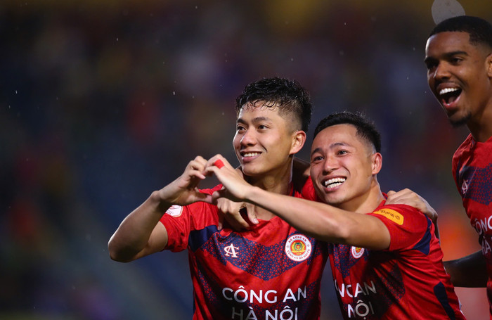 Sau 15 trận không ghi bàn ở V.League 2024/2025, Phan Văn Đức đã lên tiếng với bàn thắng vào lưới HAGL vào tối nay. Ảnh: CLB CAHN