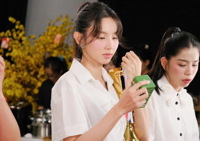 Hoa hậu Thùy Tiên đã bị phạt 25 triệu đồng vì vi phạm liên quan đến quảng cáo sản phẩm kẹo rau củ.