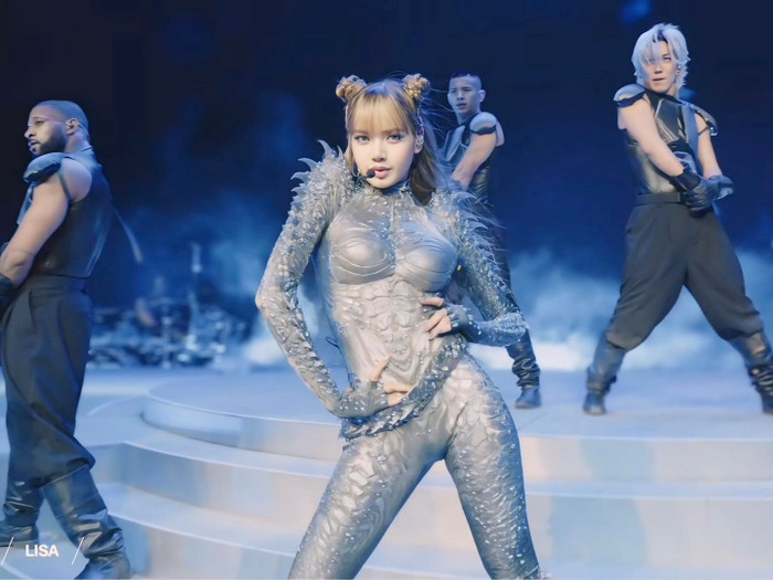 Lisa và màn trình diễn gây tranh cãi tại Coachella 2025: Đâu là giới hạn của Kpop? Ảnh 1