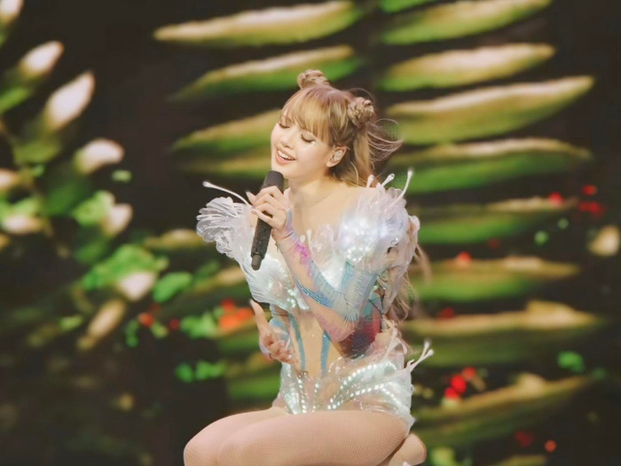 Lisa và màn trình diễn gây tranh cãi tại Coachella 2025: Đâu là giới hạn của Kpop? Ảnh 3