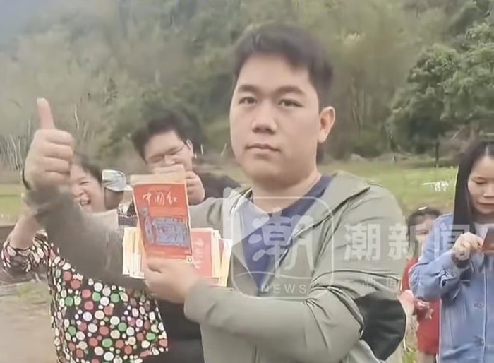 Người đàn ông đã mang tổng cộng 60 tấm vé số cào đến mộ tổ tiên trong một lễ hội gần đây.