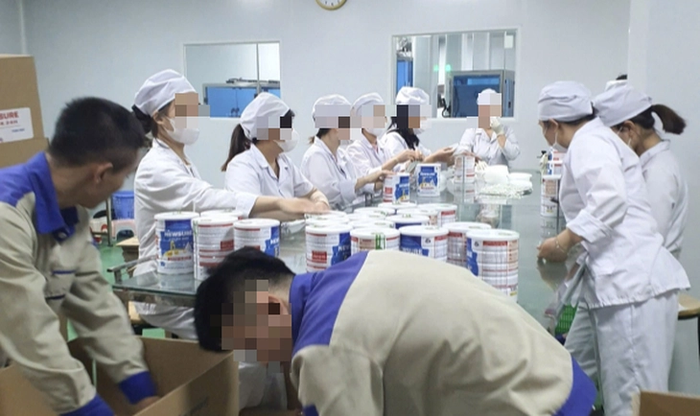 Cận cảnh công nhân đóng hộp thành phẩm tại cơ sở sản xuất, chuẩn bị tung ra thị trường tiêu thụ. (Ảnh: Báo Công An Nhân Dân)