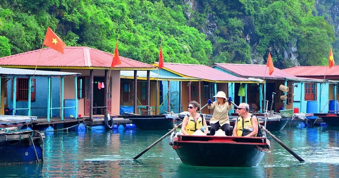 Giữa lòng vịnh Hạ Long có 1 làng chài được ví như 'viên ngọc ẩn', chỉ những người sành đi mới biết Ảnh 2