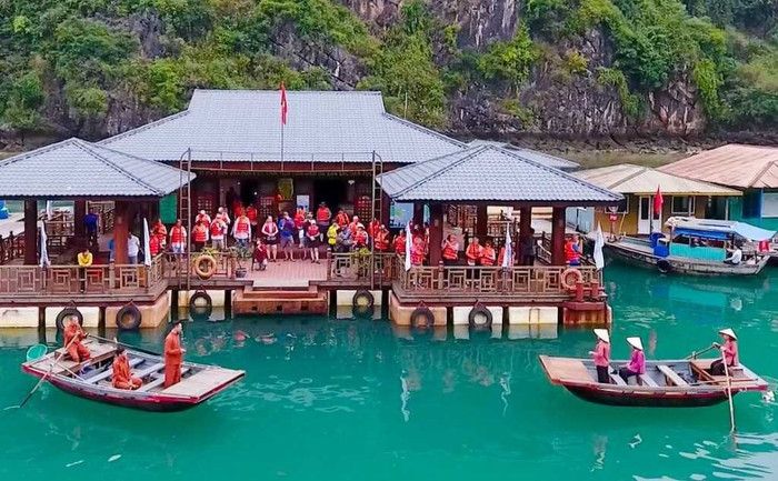 Giữa lòng vịnh Hạ Long có 1 làng chài được ví như 'viên ngọc ẩn', chỉ những người sành đi mới biết Ảnh 3