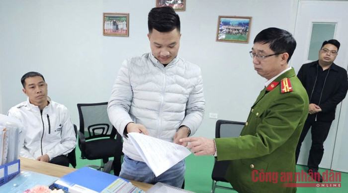 Cơ quan điều tra làm việc với Nguyễn Thành Luân, Giám đốc Công ty Rance Pharma ngay tại hiện trường. Ảnh: Công an Nhân dân