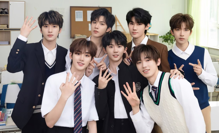 Phẫn nộ nữ khán giả đu theo xe ca sĩ, ngã ra đường đầy nguy hiểm Ảnh 2