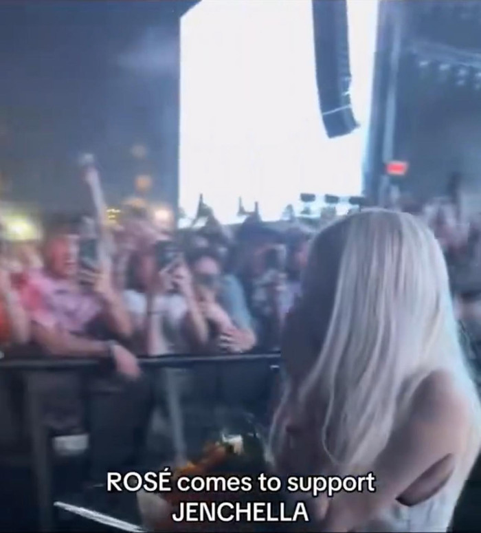 Ngay lúc này: Lisa và Rosé bị bắt gặp tại Coachella để ủng hộ Jennie Ảnh 3