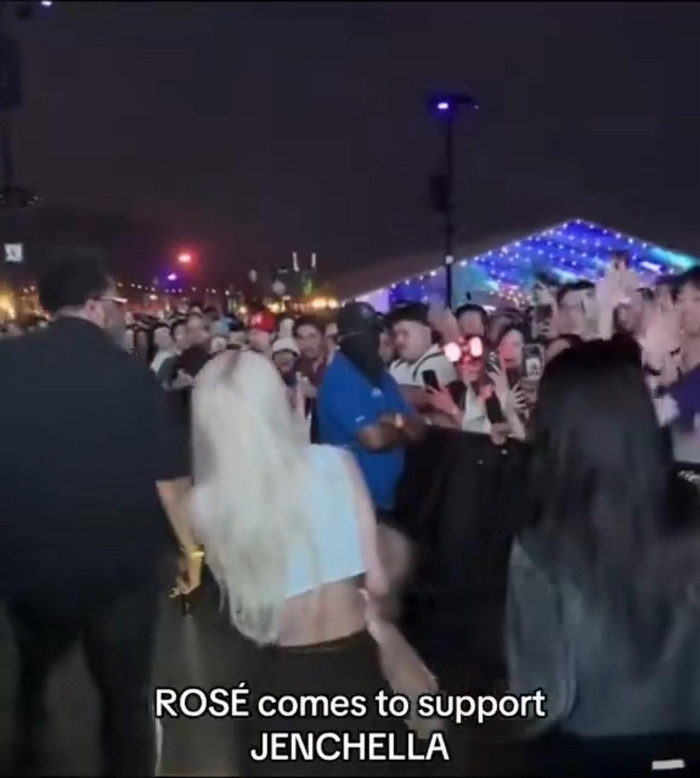 Ngay lúc này: Lisa và Rosé bị bắt gặp tại Coachella để ủng hộ Jennie Ảnh 2