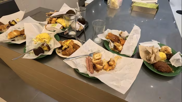 Vấn nạn đằng sau 'cơn sốt' buffet bánh mì tại Hàn Quốc, phải xếp hàng từ 4 giờ sáng Ảnh 1