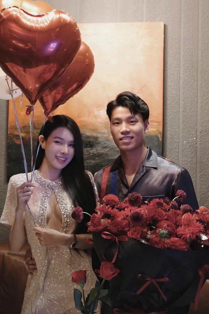 Vũ Văn Thanh thể hiện hành động ngọt ngào bên bạn gái Bích Hạnh. Ảnh: FBNV