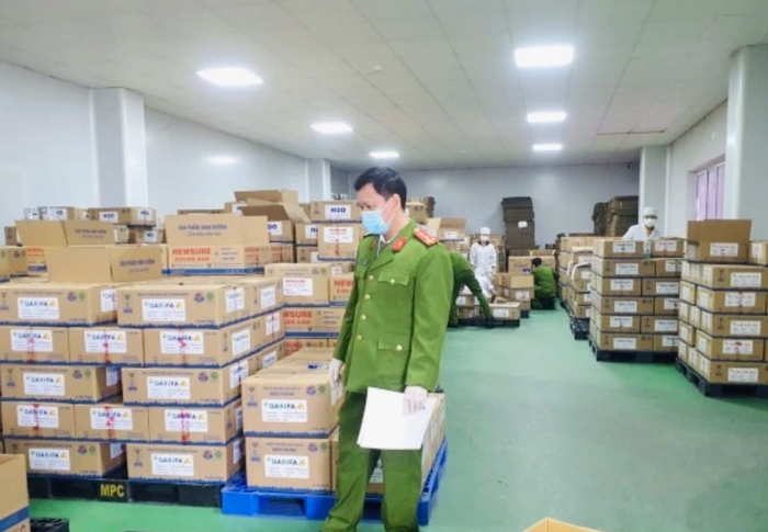 Hàng nghìn hộp sữa bột giả với nhiều chủng loại bị thu giữ để phục vụ công tác điều tra. Ảnh: CAND