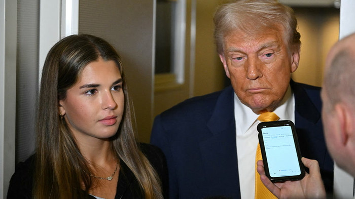 Cháu gái của ông Trump lộ diện trước báo giới trên chuyên cơ riêng Ảnh 1
