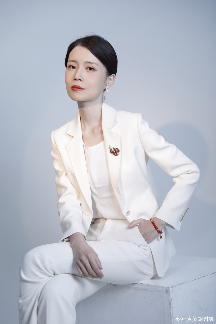 Không chỉ thiếu thốn tình thương của cha mẹ, Hồ Lâm Na còn chịu cảnh bị bạo hành. (Ảnh: Weibo)