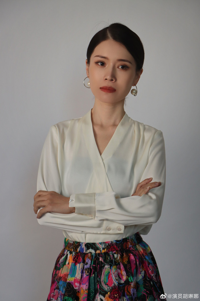 Hồ Lâm Na có tuổi thơ đầy bi kịch. (Ảnh: Weibo)