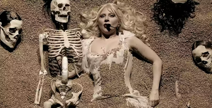 Lady Gaga tại Coachella 2025: Khi Gothic Glamour trở thành bản tuyên ngôn giữa sa mạc Ảnh 2