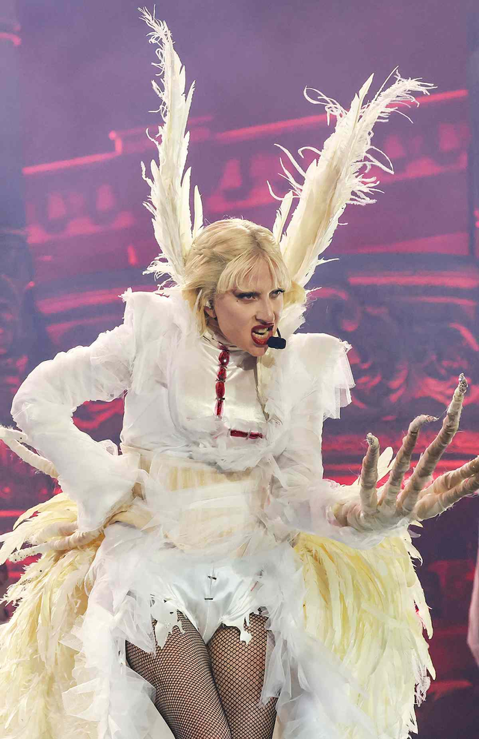 Lady Gaga tại Coachella 2025: Khi Gothic Glamour trở thành bản tuyên ngôn giữa sa mạc Ảnh 5