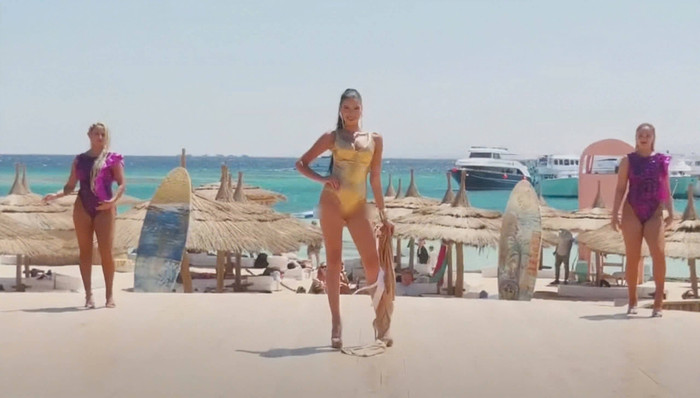Đại diện Venezuela 'hớ hênh' vì diện chiếc bikini bó sát vóc dáng. (Ảnh chụp màn hình)