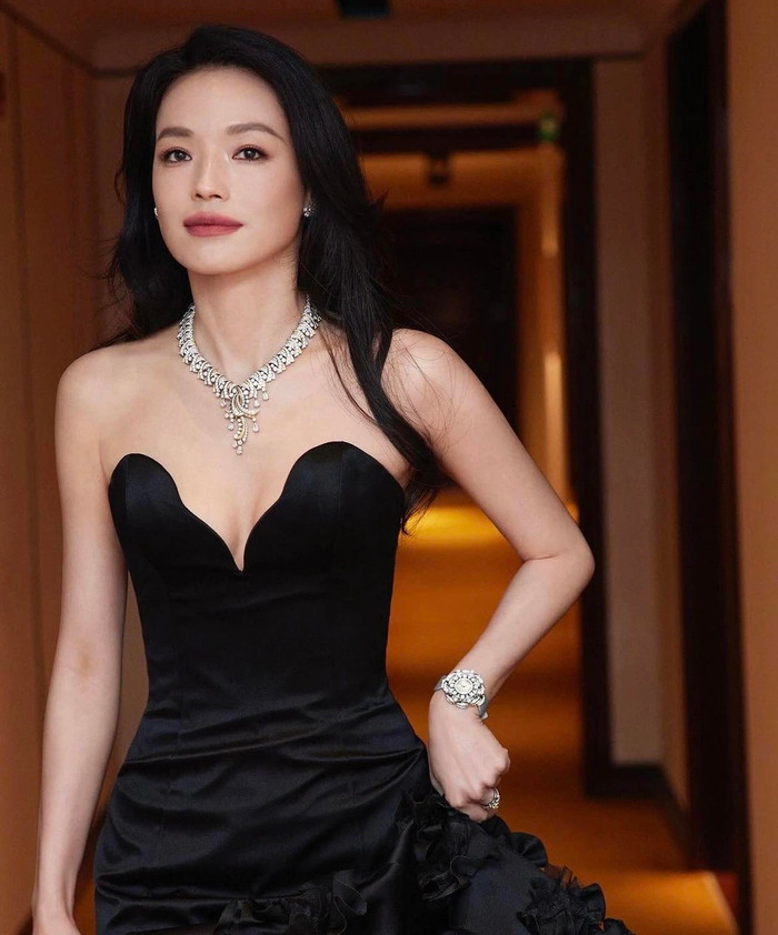 Thư Kỳ được khen ngày càng mặn mà, quyến rũ. (Ảnh Getty Images)