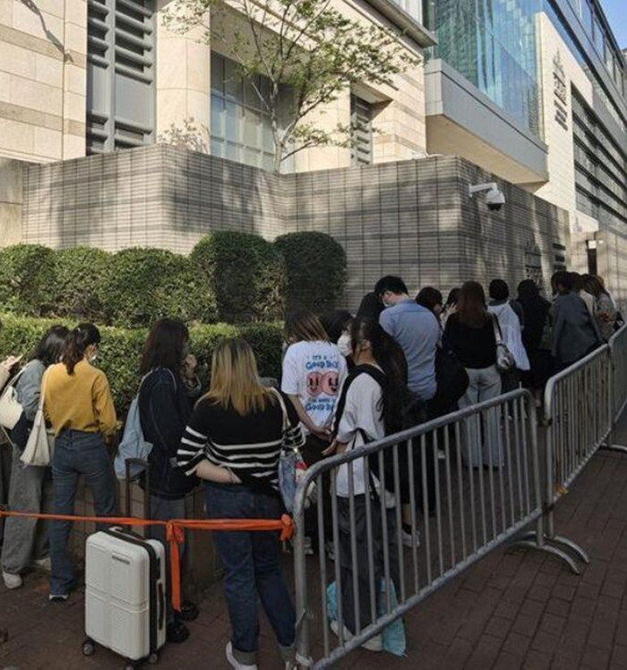 Nhiều khán giả xếp hàng dài để tham dự phiên xét xử nam ca sĩ.