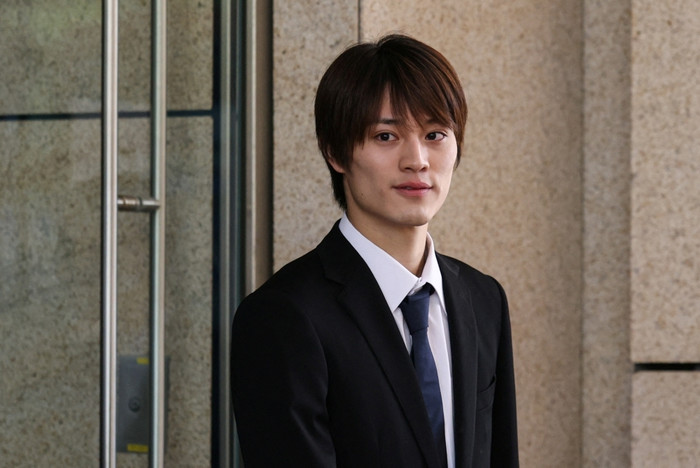 Khán giả xếp hàng dài chờ tham dự phiên tòa xét xử nam ca sĩ nổi tiếng Ảnh 2