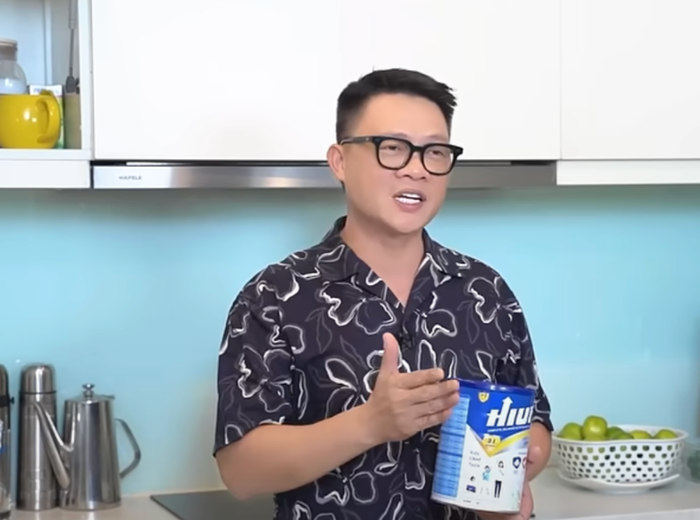 Showbiz 24h: BTV Quang Minh trong một lần giới thiệu sữa HIUP. Ảnh: Sưu tầm