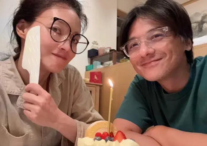 Showbiz 24h: Thư Kỳ đón sinh nhật tuổi 49 bên chồng. Ảnh: Weibo