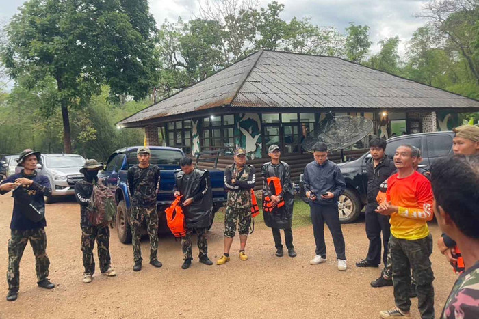 Lực lượng cứu hộ tham gia tìm kiếm kiểm lâm Paisan Wanphet trong hang Tham Sao Hin, Vườn quốc gia Lam Khlong Ngu, huyện Thong Pha Phum, Kanchanaburi.