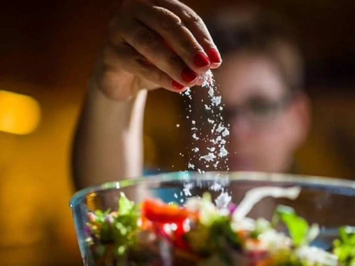 Chế độ ăn nhạt giúp giảm gánh nặng cho thận.