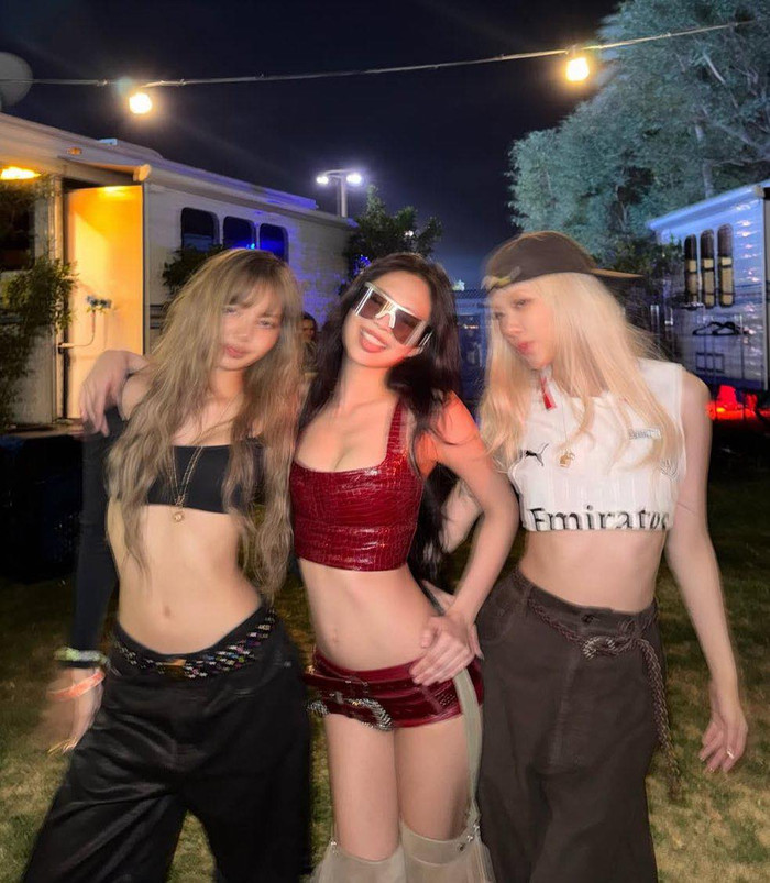 Bức ảnh 'chất lượng thấp' của Jennie, Lisa và Rosé được 'chính chủ' đăng vào sáng 17/4. Ảnh: IGNV
