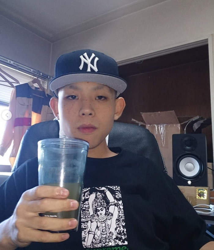 Anh tận hưởng cuộc sống, đồng thời tham gia các hoạt động nghệ thuật.