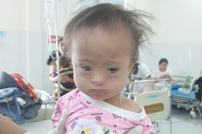 Bé gái bị bỏ rơi tại bệnh viện. Hiện, sức khoẻ của cháu bé đã ổn định.