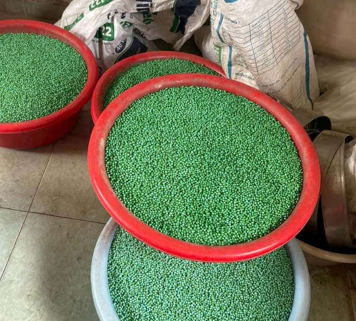 Thuốc giả được đựng trong các chậu. Ảnh: Công an Thanh Hóa