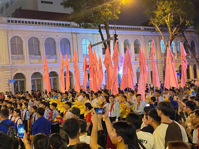 Ngay lúc này: Người dân TPHCM náo nức xem hợp luyện diễu binh Ảnh 3