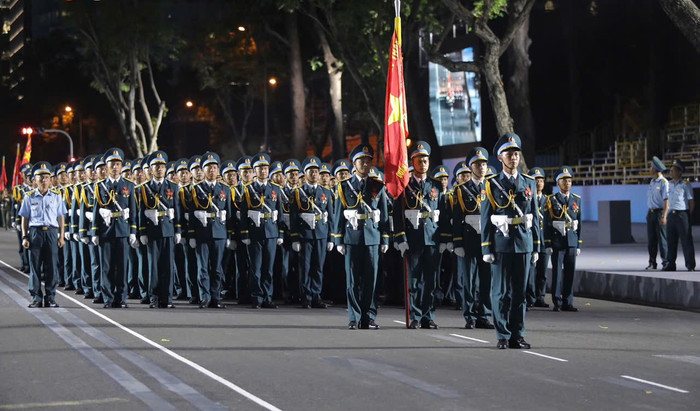 Ngay lúc này: Người dân TPHCM náo nức xem hợp luyện diễu binh Ảnh 8