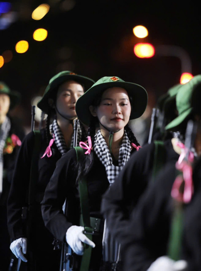 Ngay lúc này: Người dân TPHCM náo nức xem hợp luyện diễu binh Ảnh 9