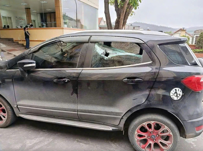 Chiếc xe chở Thiếu tá Nguyễn Đăng Khải cùng các đồng đội bị các đối tượng mua bán ma túy tấn công