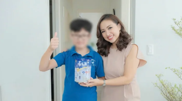 Showbiz 24h: Hình ảnh MC Vân Hugo và con trai trong video quảng cáo sữa được lan truyền trên mạng xã hội. Ảnh: Sưu tầm