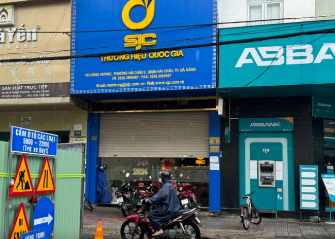 Cửa hàng trưởng cửa hàng SJC 193 Hùng Vương bị bắt để điều tra với cáo buộc có hành vi lập khống chứng từ mua bán vàng, chiếm đoạt tài sản nhà nước số tiền lớn. Ảnh: Người Lao Động