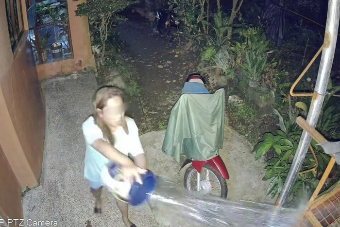 Phẫn nộ người phụ nữ dội nước sôi vào 2 con chó của hàng xóm vì sủa ồn ào Ảnh 1
