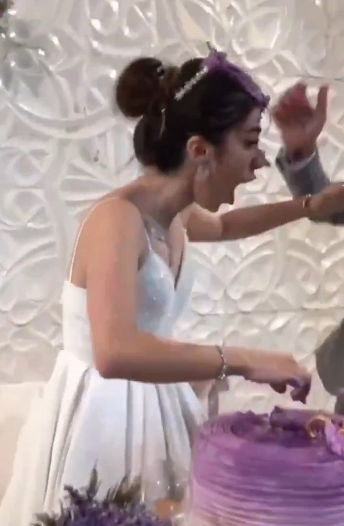 Chú rể nhận đầu cô dâu vào bánh kem trong đám cưới, dân mạng chỉ trích nặng nề Ảnh 3