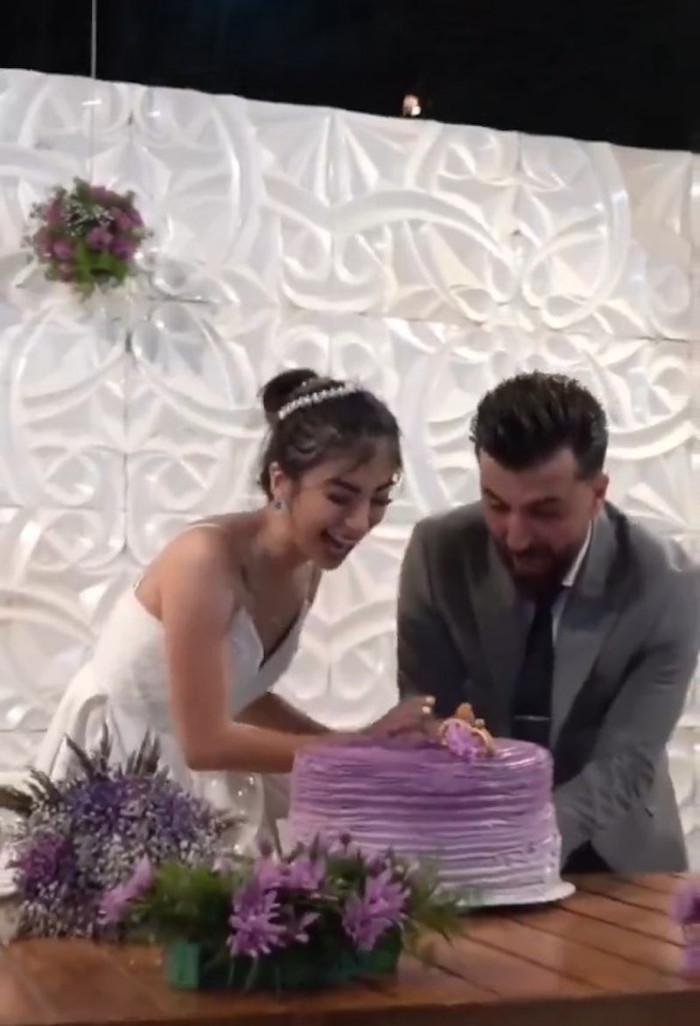 Chú rể nhận đầu cô dâu vào bánh kem trong đám cưới, dân mạng chỉ trích nặng nề Ảnh 2
