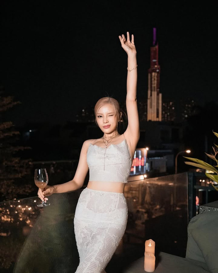 Hoa hậu Kỳ Duyên khoác lên người bộ váy xuyên thấu, lộ nội y gây 'bỏng mắt'. (Ảnh: FBNV)