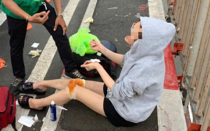 Tình trạng xe máy trượt ngã trên cầu Sài Gòn do mưa dông kéo dài đến tối Ảnh 2