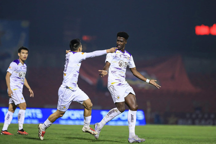 Trận đấu của Hà Nội FC ở vòng 17 có hai trọng tài Malaysia điều hành. Ảnh: Hà Nội FC