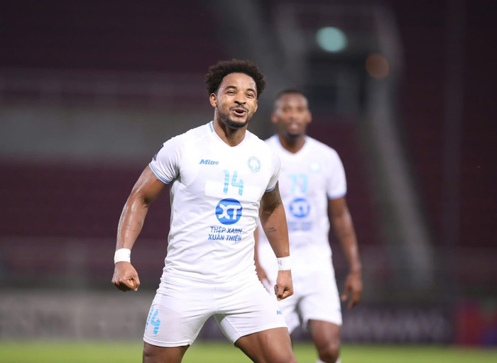 Thật khó tin khi Nguyễn Xuân Son vẫn đang dẫn đầu về bàn thắng ghi bàn ở mùa giải năm nay. Ảnh: CLB Nam Định