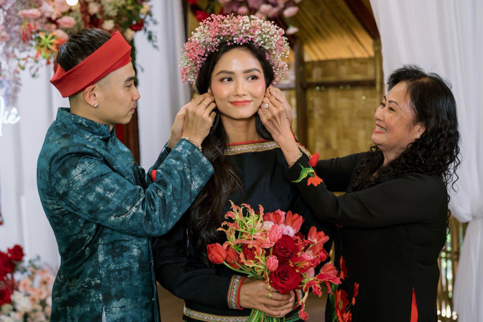 H'Hen Niê được mẹ chồng và người bạn đời đeo khuyên tai trong ngày trọng đại. Ảnh: FBNV
