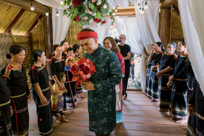 Đại gia đình H'Hen Niê dành sự trân trọng, tình cảm khi tiếp đón gia đình nhà trai. Ảnh: FBNV