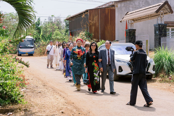 Các thành viên gia đình nhà chồng H'Hen Niê đều nở nụ cười rạng rỡ khi đến tư gia nhà gái. Ảnh: FBNV